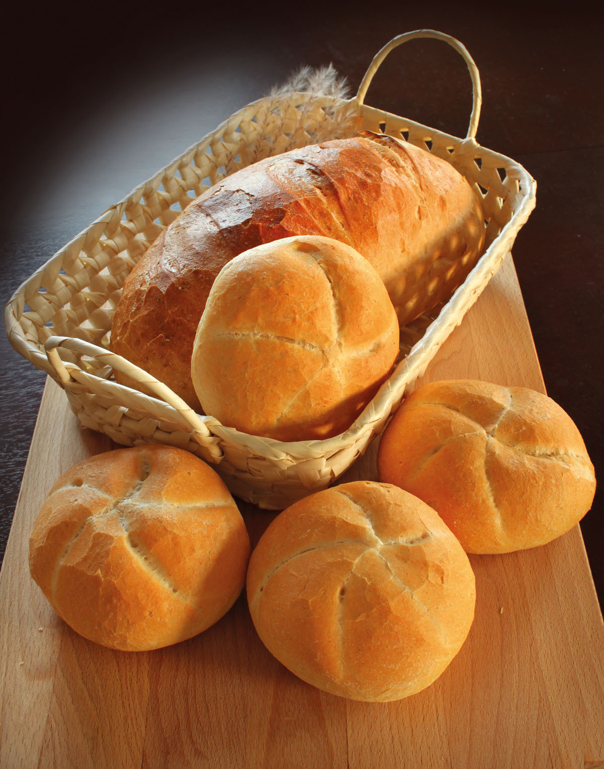 1302286 bread rolls in basket mp